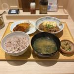 肉豆腐とメンチカツの定食(もち麦ごはん)