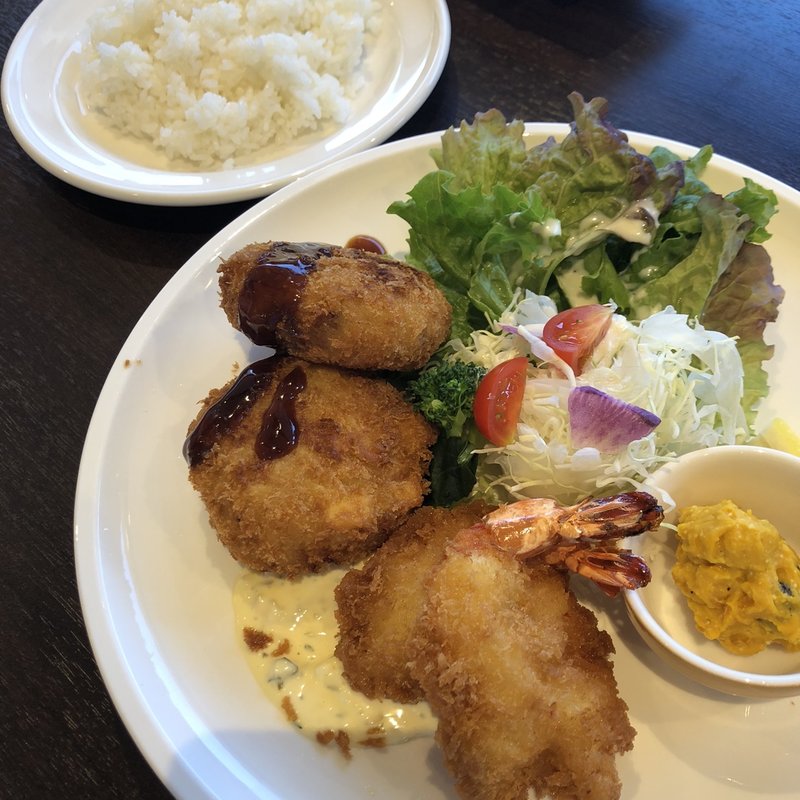 赤じゃがコロッケ&エビフライ（ライスorパン付き）(28CAFE &  KITCHEN)