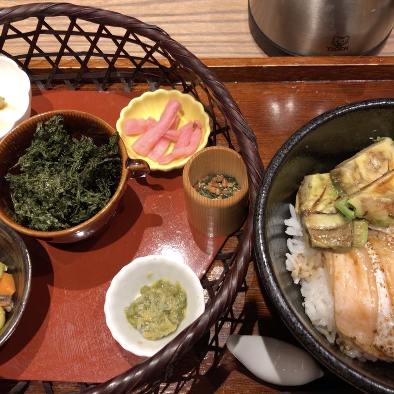 岩磯海苔と鯛出汁茶漬け　炙りサーモンとアボカド(cafe solare Tsumugi カフェソラーレ ツムギ　二俣川店)