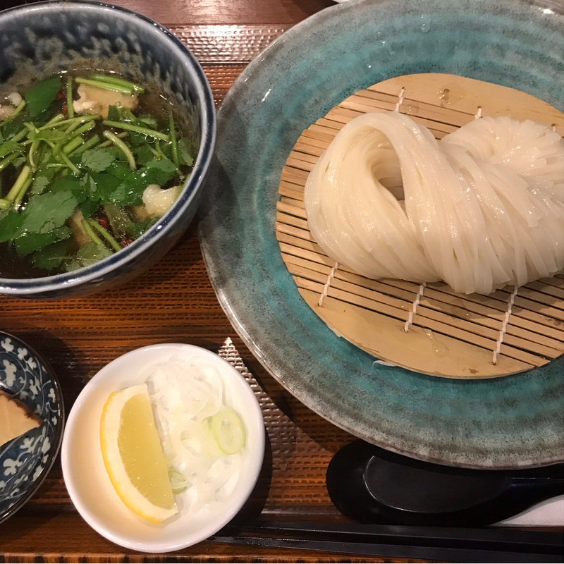 比内地鶏と三関セリの稲庭つけうどん(秋田稲庭うどん真壁屋)