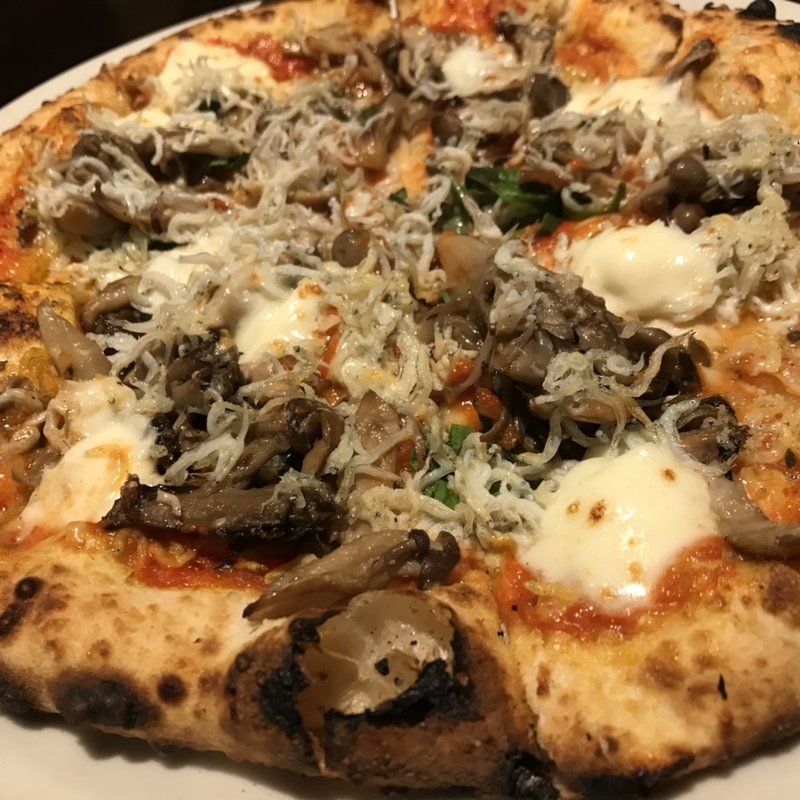 いろいろキノコとしらすのピッツァ(LEGAME)