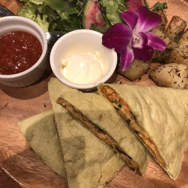 サーモンのケサディーヤ(カフェカイラ舞浜店)