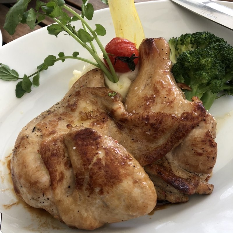 アンバーエールでマリネしたハーフチキンのロースト(T.Y.HARBOR)