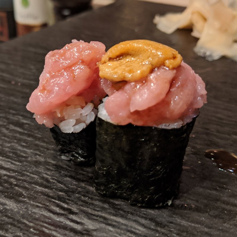トロタク、雲丹トロ(鮨やまけん 新宿東口店)