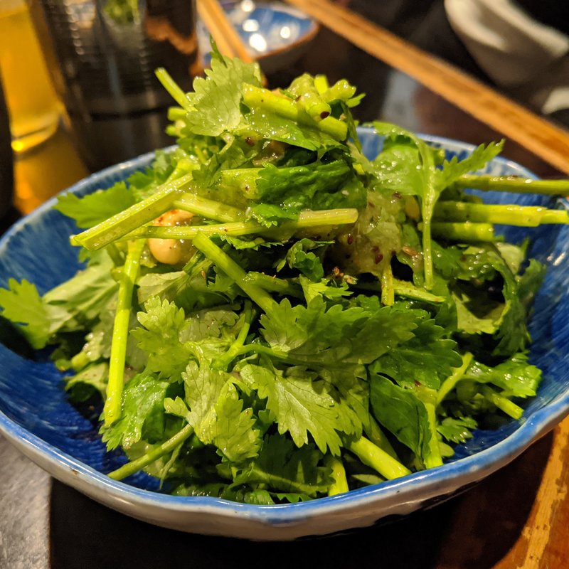 パクチーキュウイサラダ(香料料理 咖喱 酒 牧谿 | もっけい)