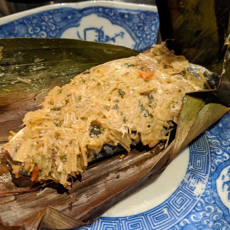 鯖レモングラスバナナリーフ焼(香料料理 咖喱 酒 牧谿 | もっけい)