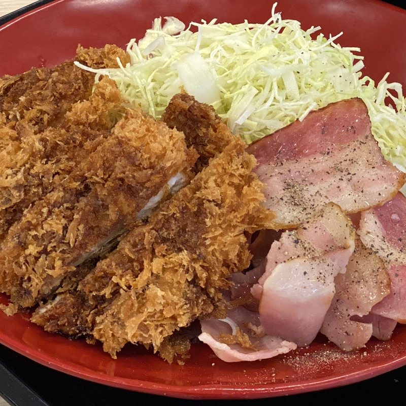どっさりベーコンとチキンカツの合い盛り定食(かつや 長野柳原店)