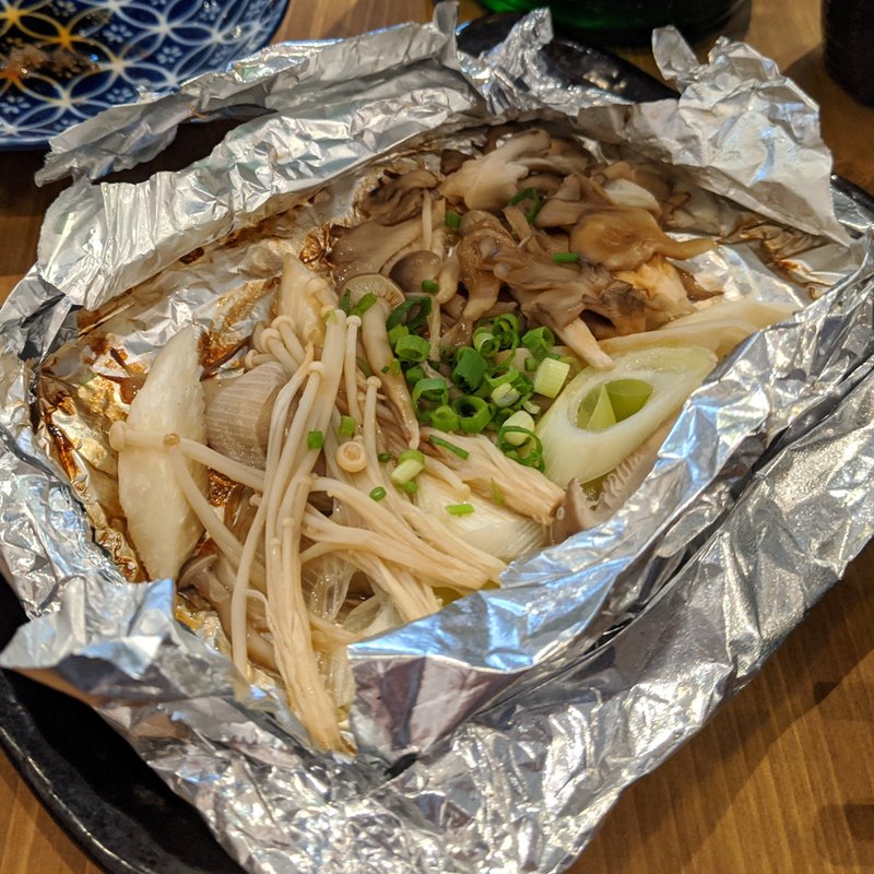 マコモ茸とキノコのバターホイル焼き(イザカヤ 山角)