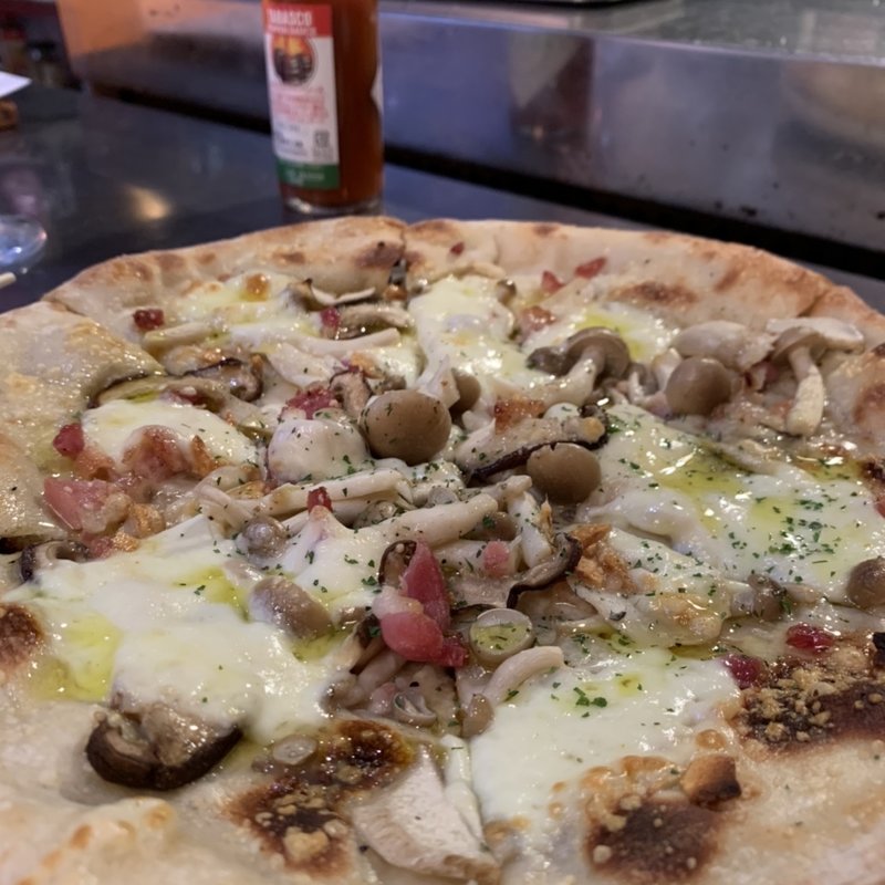 ポルチーニ茸と木の子達のピザ(モスクワ)