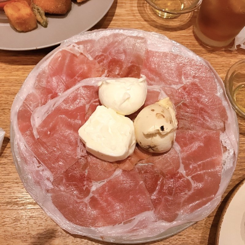 3種の水牛モッツァレラチーズ40ｇとイラリアンハムの盛り合わせ(オービカ モッツァレラバー 六本木ヒルズ店 （OBIKA MOZZARELLA BAR）)