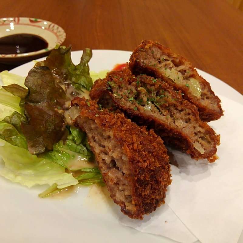 お肉屋さんの牛ミンチカツ(オッサンすし酒場)