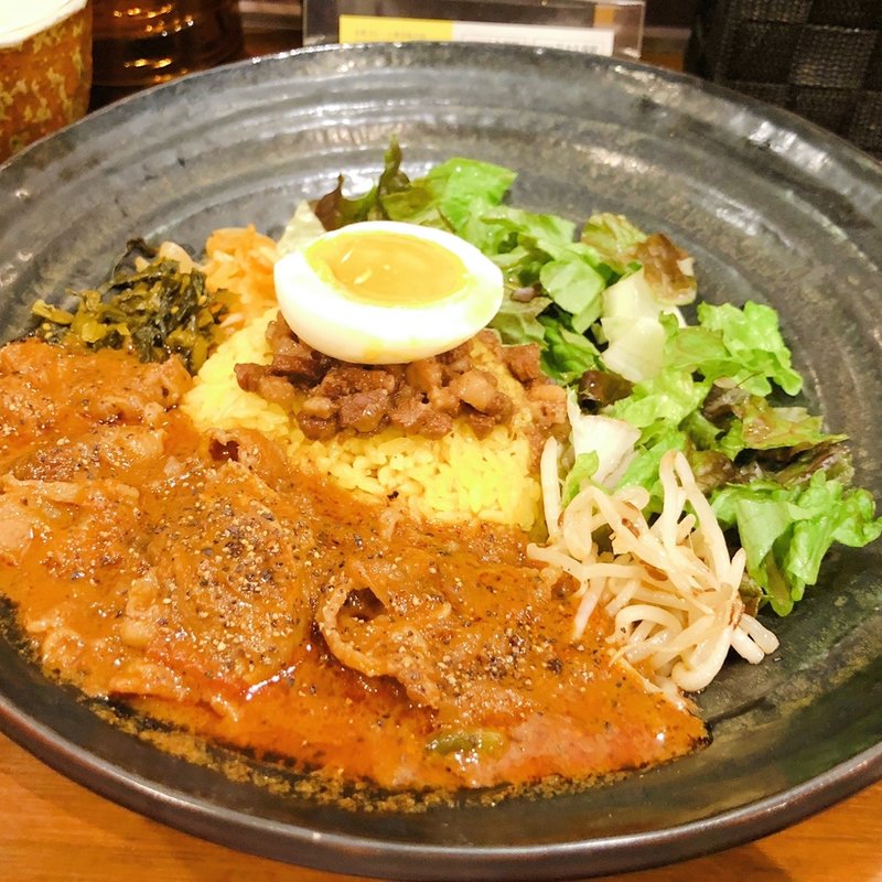 魯珈プレート（激辛黒胡椒とヒバーチのダブルペッパービーフカレー）(SPICY CURRY 魯珈 （スパイシーカレー ろか）)