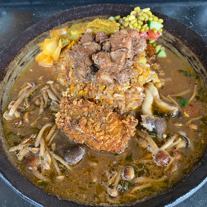 スパイス炒飯と天然鰤マサラフライと霜降りひらたけとかきの木茸のカレー(あきらカレー)