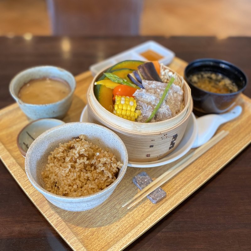 肉と野菜を楽しむせいろ(玄米、スープ)(穂がらか せいろいろいろ)