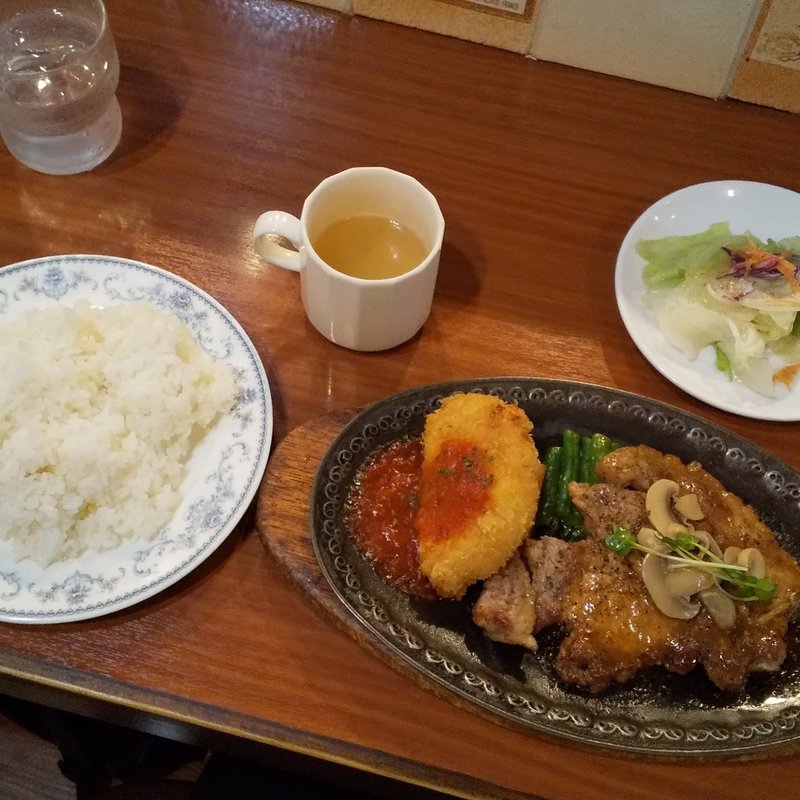カニコロッケとポークステーキの盛合せランチ


(テルポリート・フロム・ユキノヤ)