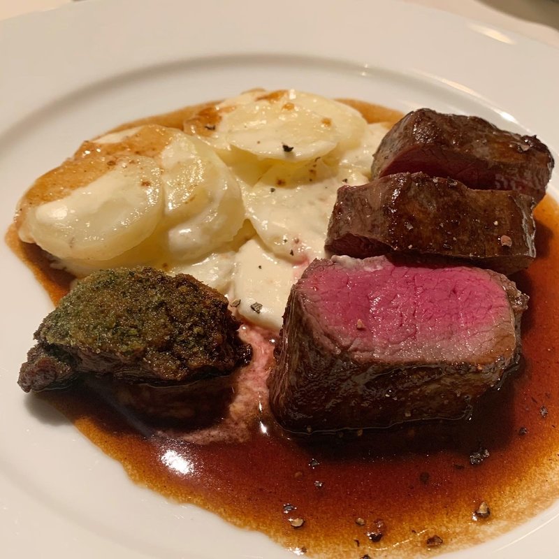 エゾ鹿ロースのロティ　ポワヴラードソース (Le Nougat)