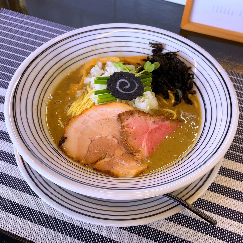 濃厚鶏白湯煮干(niboshi noodle 烏)