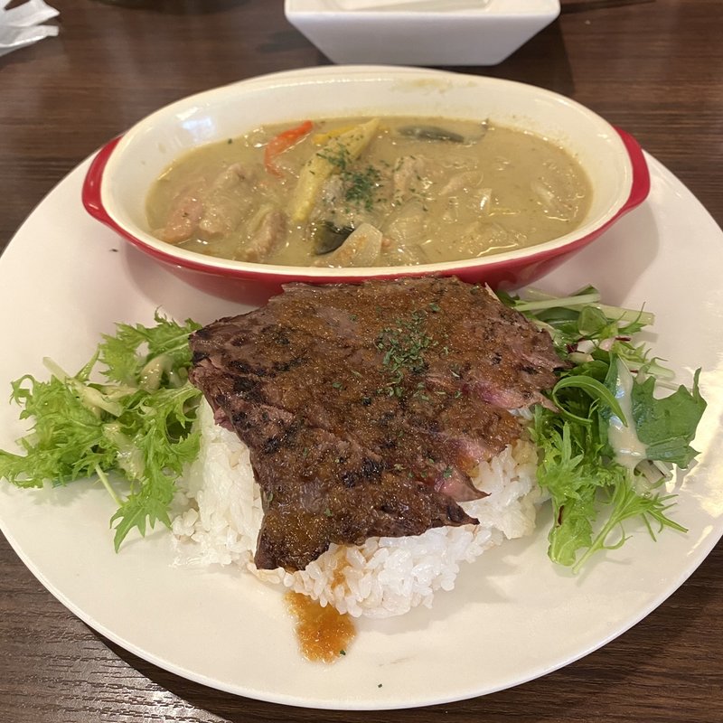 グリーンカレーwithステーキ(肉キッチン BOICHI 八丁堀入船店)