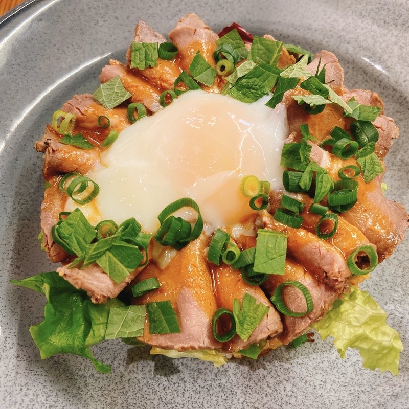 半熟卵をのせたローストビーフごはん(キハチ フードホール アトレ川崎)