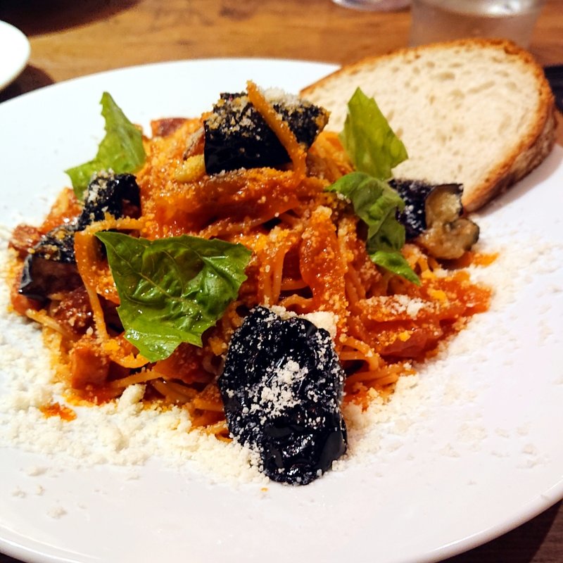 ベーコンと揚げ茄子のアマトリチャーナ(パスタバル スプーニャ)