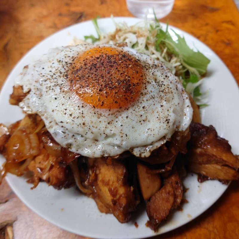 鶏チャーシューにんにく炒めライス大盛に目玉焼きトッピング(かし亀)