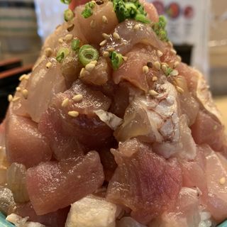 海鮮てっぺん丼(熱海渚町・おさかな丼屋・ビストロ)