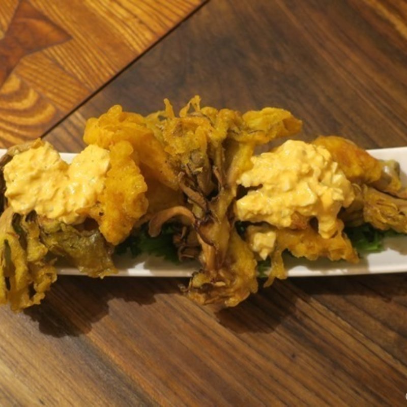 秋鮭とマッシュルームのフリット(立ち飲みビストロシンサンテ)