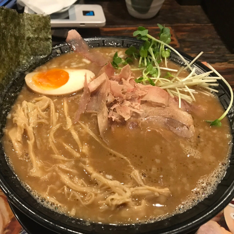 濃厚魚介とんこつラーメン(ラーメン どでかっちゃん)