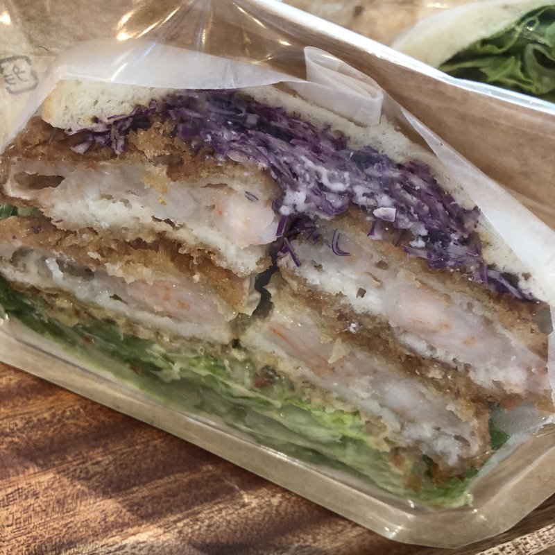 ぷりぷり海老カツ、オーロラタルタル(カフェ　トライノサンドウィッチ)