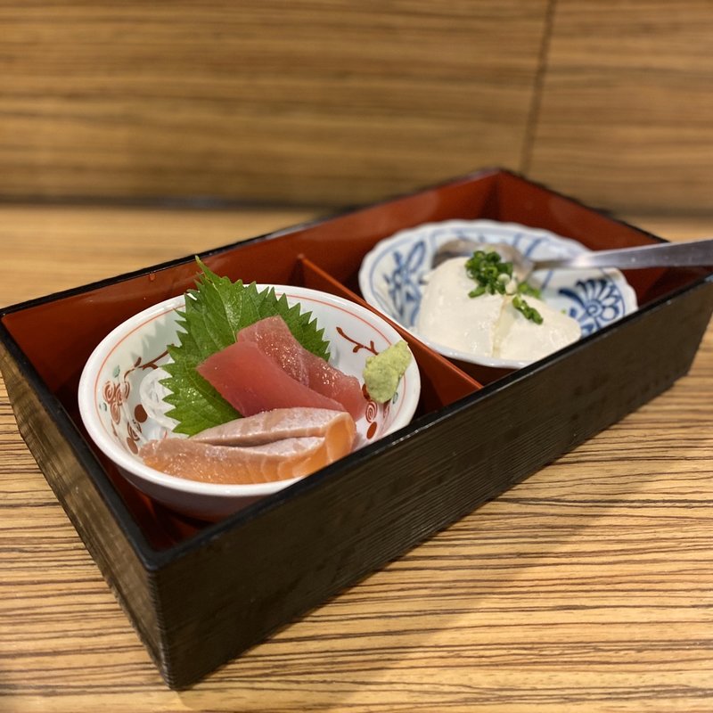 ちょい飲みセットの小鉢2種(お刺身、自家製 濃厚豆腐)(おいしい手羽先唐揚げの店 つばさや豊田西町店)