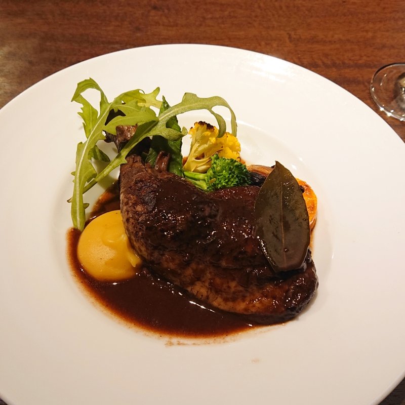 鶏もも肉の赤ワイン煮(ビストロ＆ワイン UEYAMA)