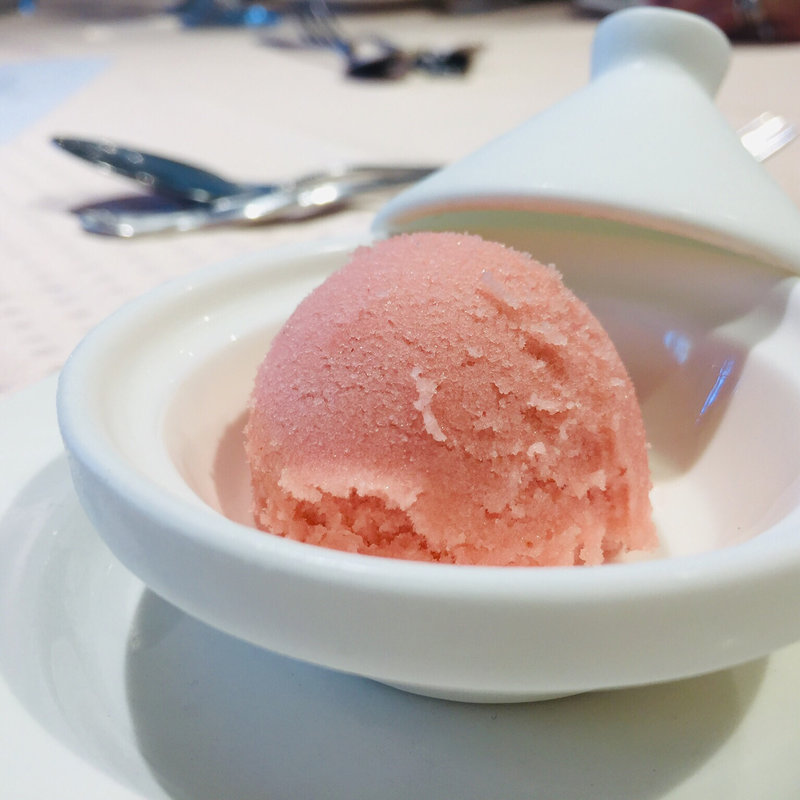 苺のソルベ(フランス厨房 旬彩 中央駅店 )