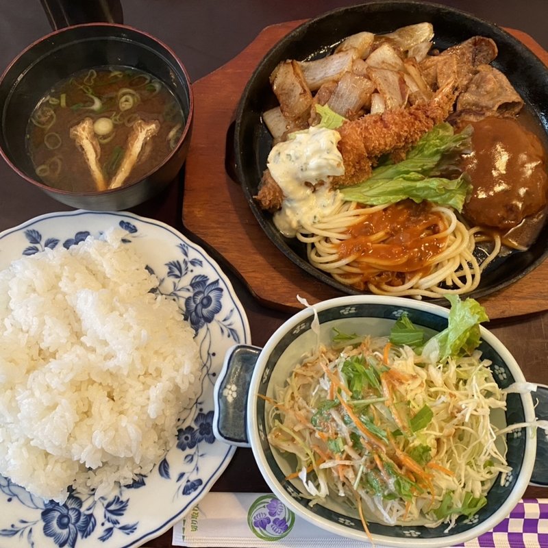 ハンバーグ海老フライ豚焼肉セット(レストラン平和 )