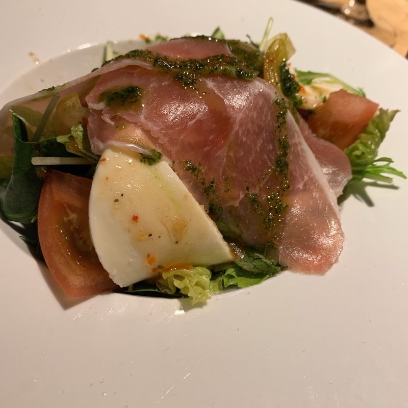 生ハムとモッツァレラのサラダ(松介 西中洲店)