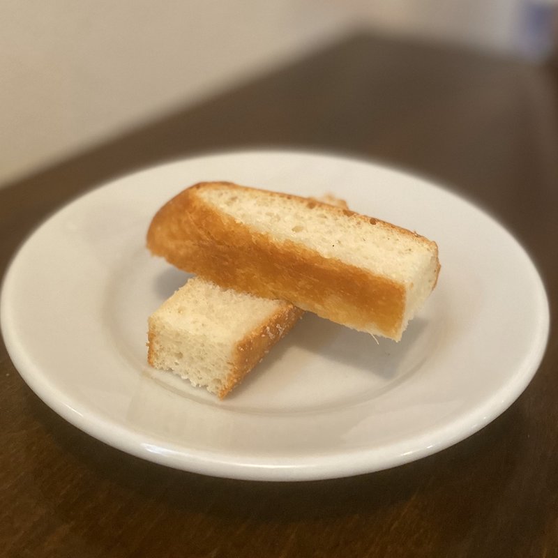 自家製フォカッチャ(オステリアバル ロッツォアズーロ （osteria bar rozzo azzurro）)