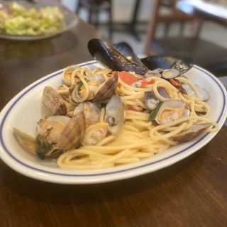 名物！色々貝類のナポリ風スパゲッティ(魚介のアズーロ風)(オステリアバル ロッツォアズーロ （osteria bar rozzo azzurro）)