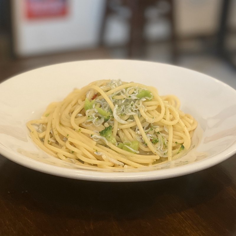 県産シラスとブロッコリ(オステリアバル ロッツォアズーロ （osteria bar rozzo azzurro）)