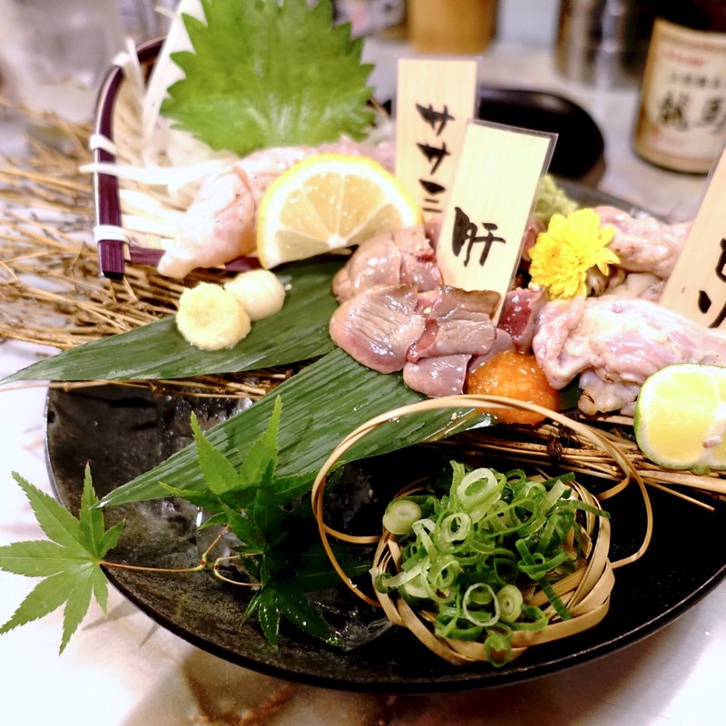 鶏の刺身の盛り合わせ：(土佐備長炭焼とり 龍馬家)