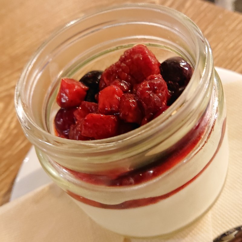 パンナコッタ　ベリーソース(煮込みビストロ ReEn)