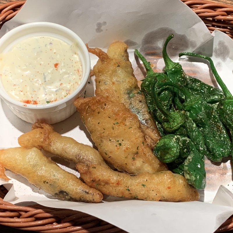 サンマのビールフリットと遠野産パドロンの素揚げ(ビアバー　ベアレン 中ノ橋 （BEER　BAR　BAEREN　Nakanohashi）)