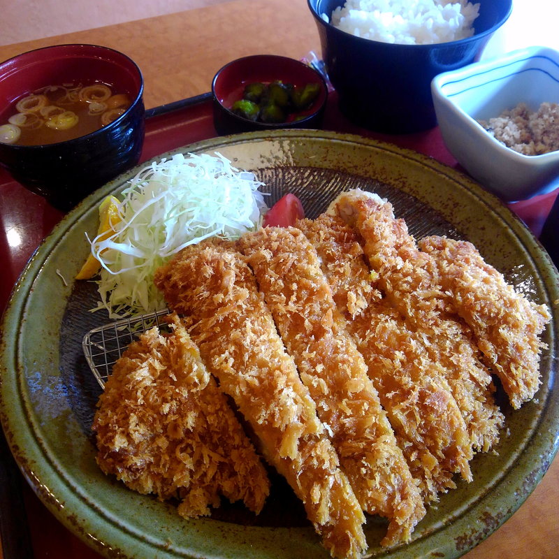 ビッグチキンかつ定食(まるまつ 前沢店 )