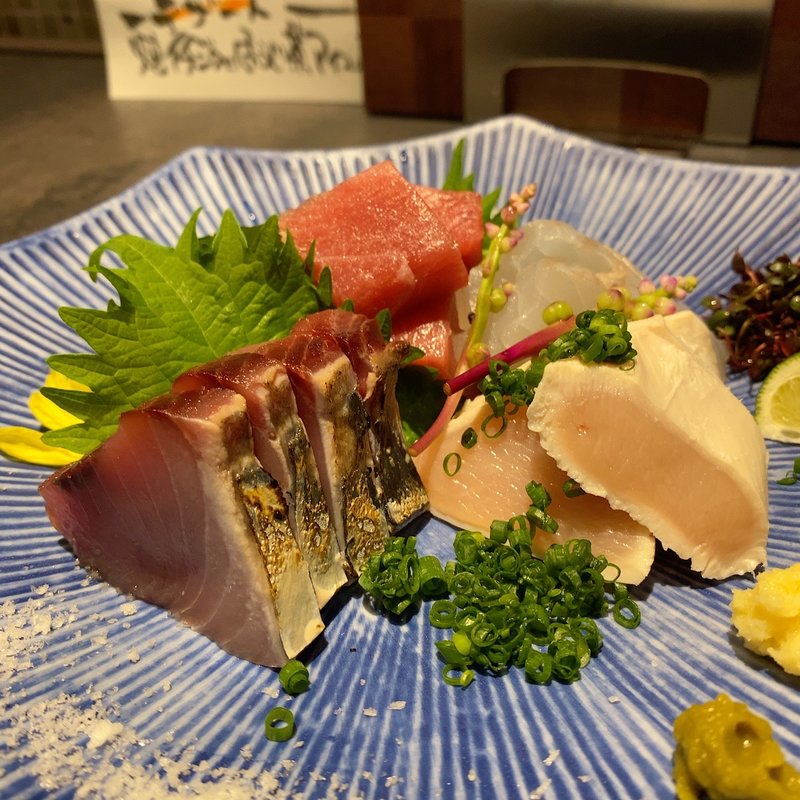 お刺身三種盛り(本まぐろ、特上カツオ炙りたて刺、三河赤鶏の湯引、スズキ刺)(ごっつぉ台所 むらまさ 池下店)