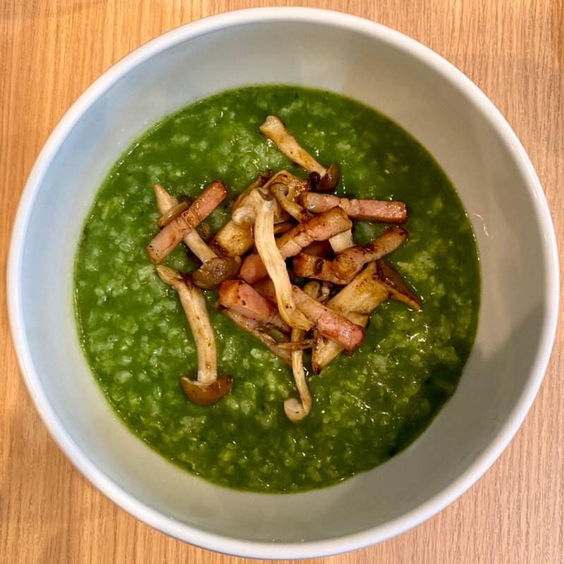 キノコとベーコンのポパイ粥(中華ダイニング グルペット)