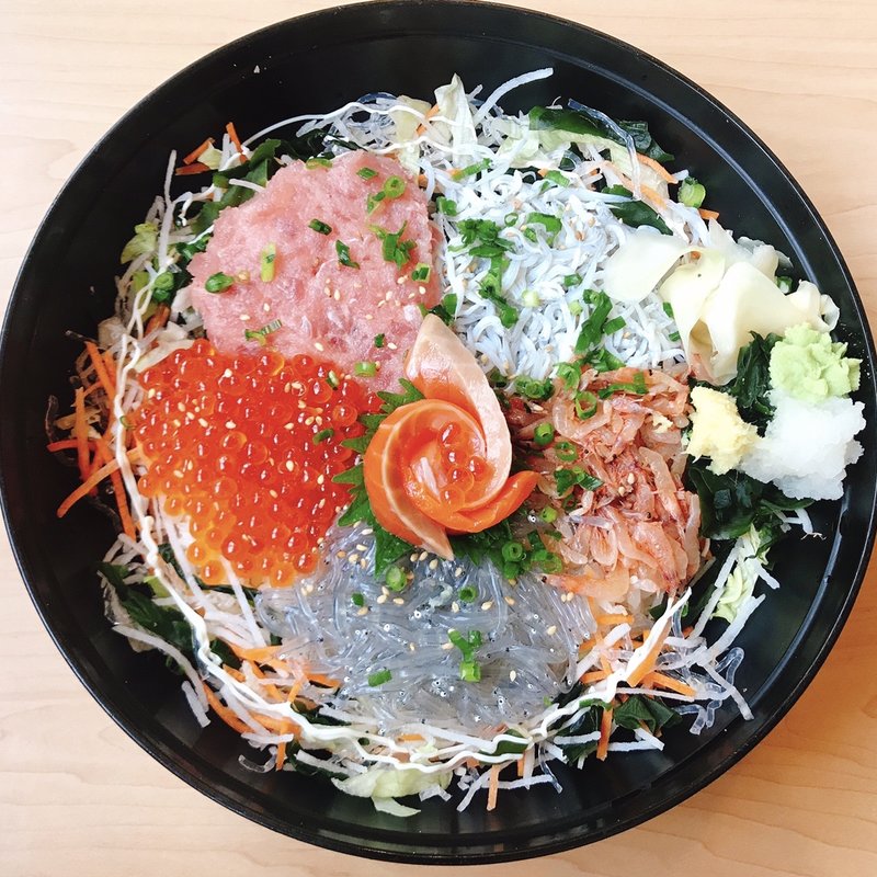 生しらす4色丼(とびっちょ 本店)