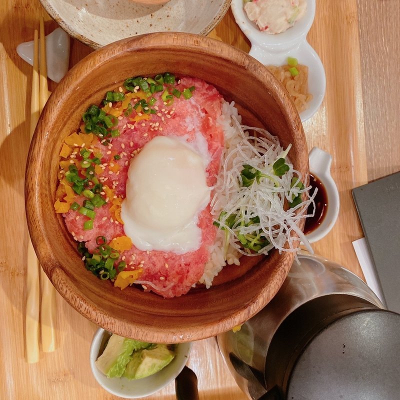 ねぎとろ温玉ごはん(こめらく 贅沢な、お茶漬け日和。 横浜ポルタ店)