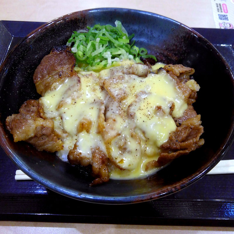 カルビ焼肉丼　チーズ　中(肉のヤマキ商店 イオンモール盛岡南店)