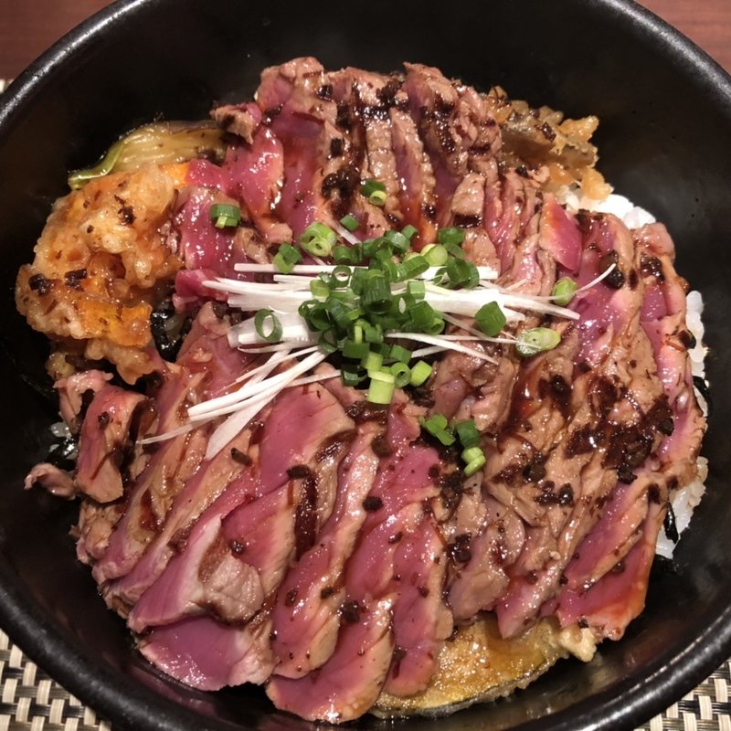 レア焼き丼　150g(旬菜ステーキ処 らいむらいと （シュンサイステーキドコロ ライムライト）)
