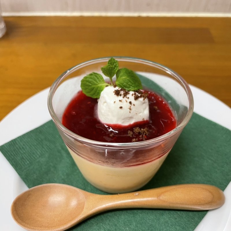 マスカルポーネプリン～ラズベリーソースがけ～(ラーメン専科 竹末食堂)