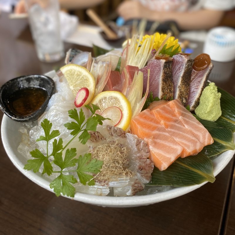 お造り盛り合わせ(カツオの塩タタキ、キングサーモン、ぶり、生帆立、しめさば、平目、真鯛の松皮造りの昆布じめ)(鉢屋 （はちや）)