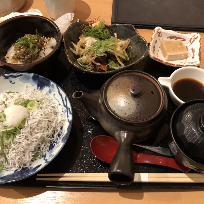 釜揚げちりめん丼とドロメの二色丼1200(まるごと高知 とさ市 )